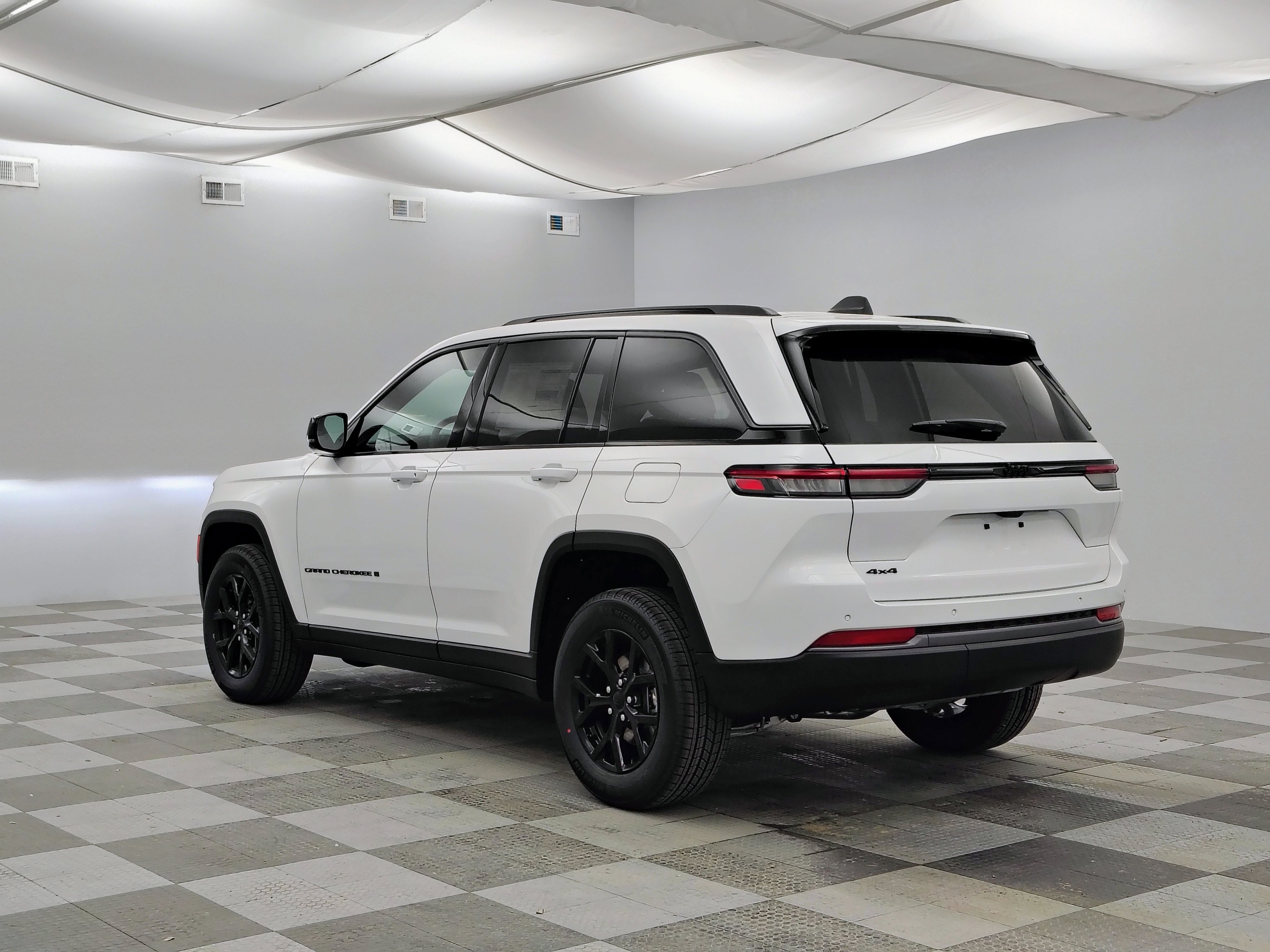 2026 Jeep Grand Cherokee Laredo Altitude