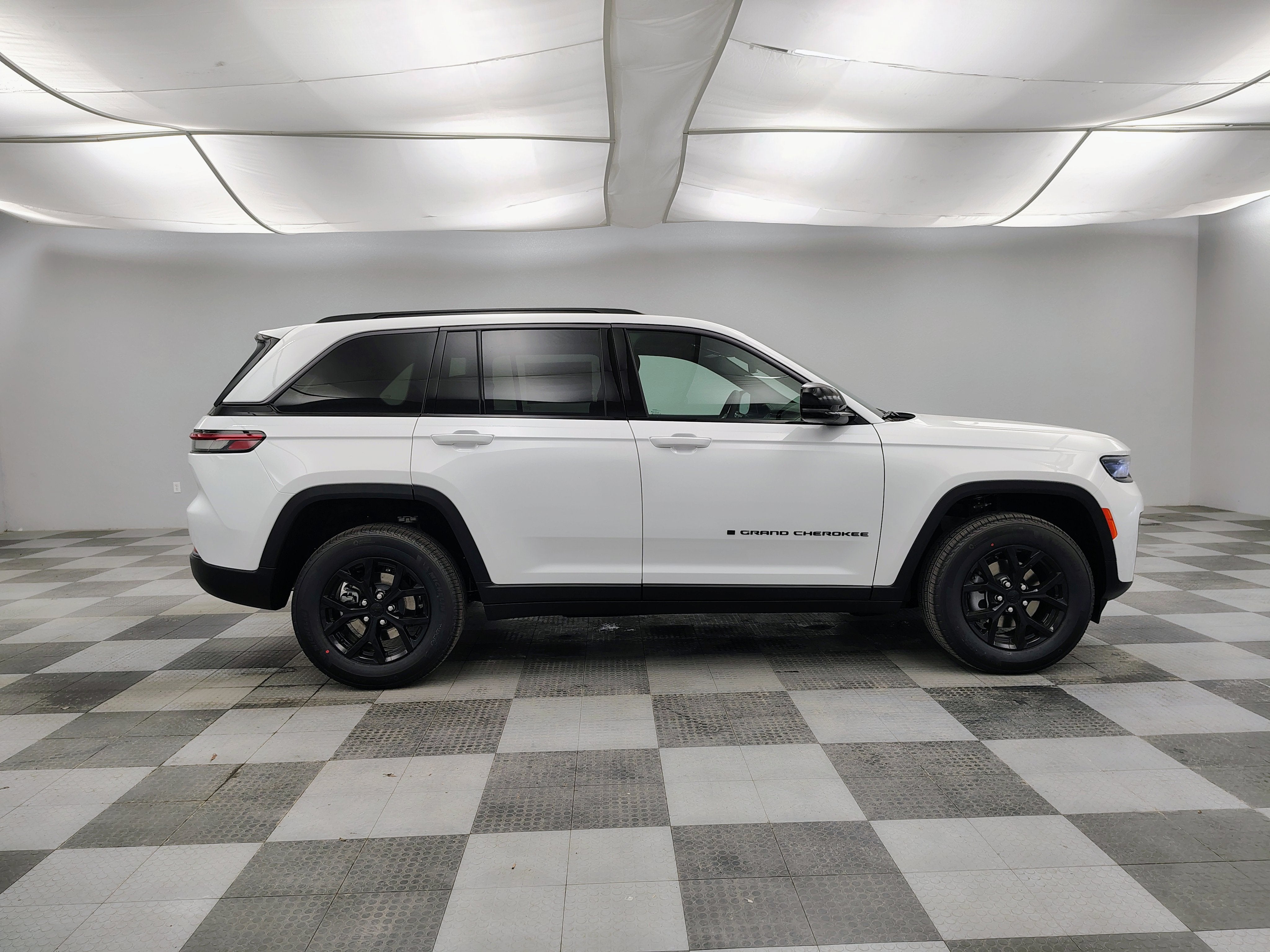2026 Jeep Grand Cherokee Laredo Altitude