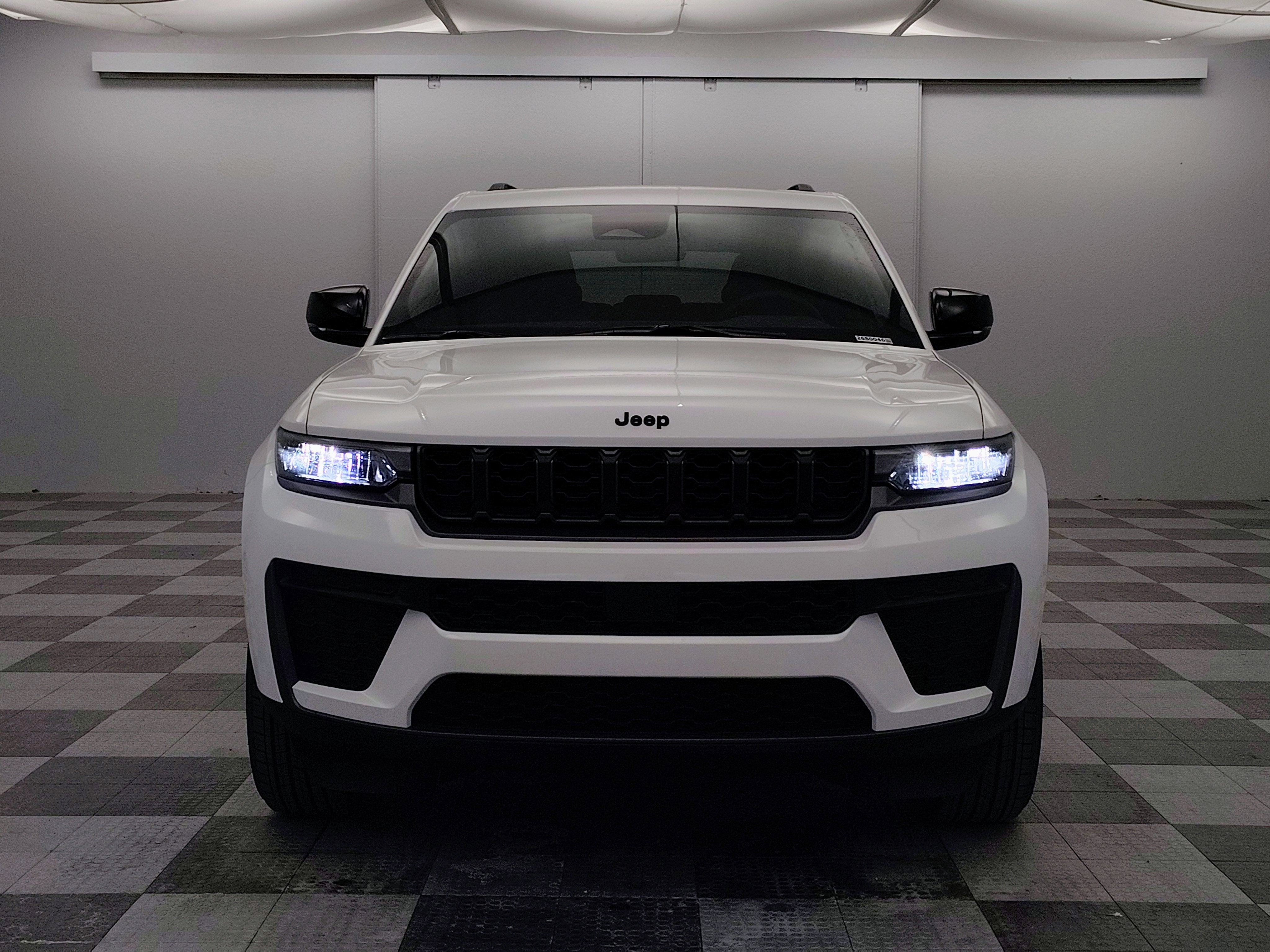 2026 Jeep Grand Cherokee Laredo Altitude