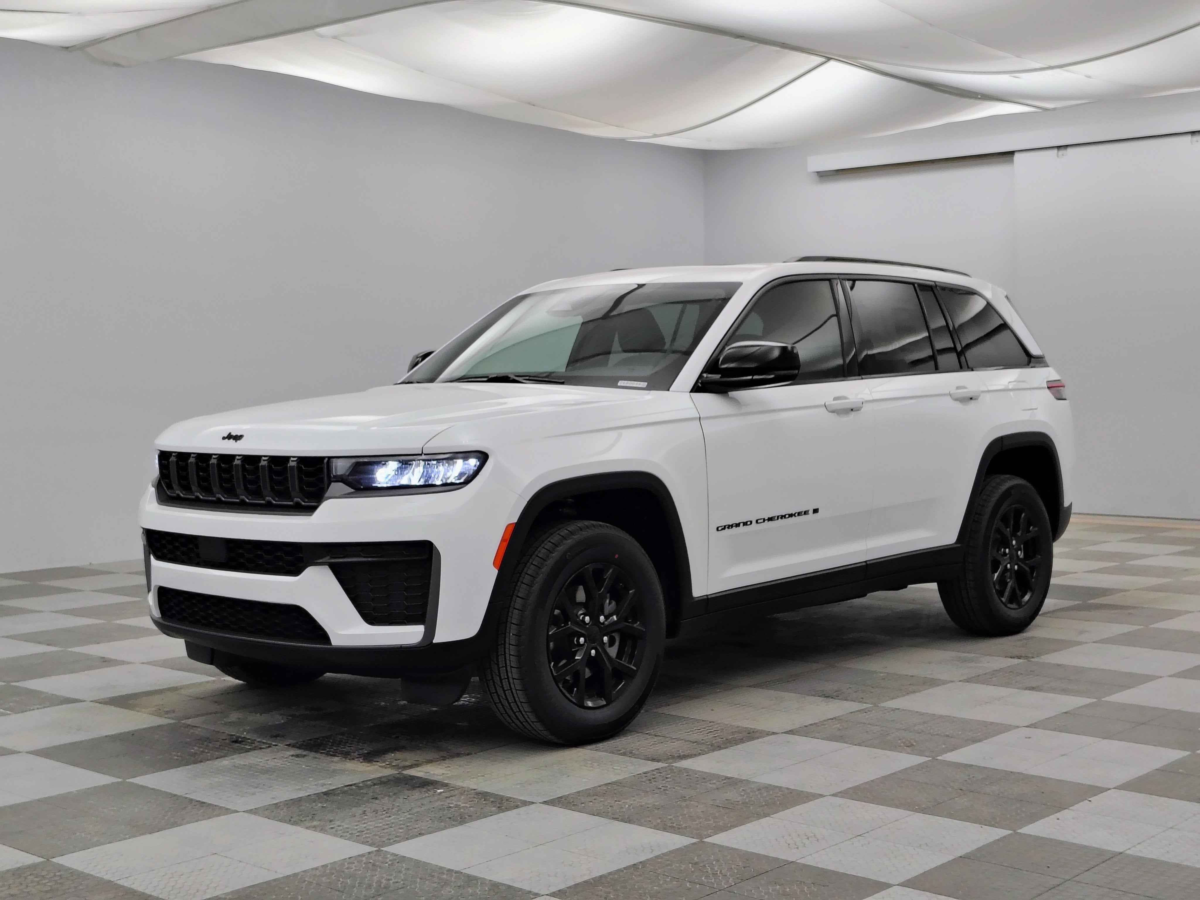 2026 Jeep Grand Cherokee Laredo Altitude