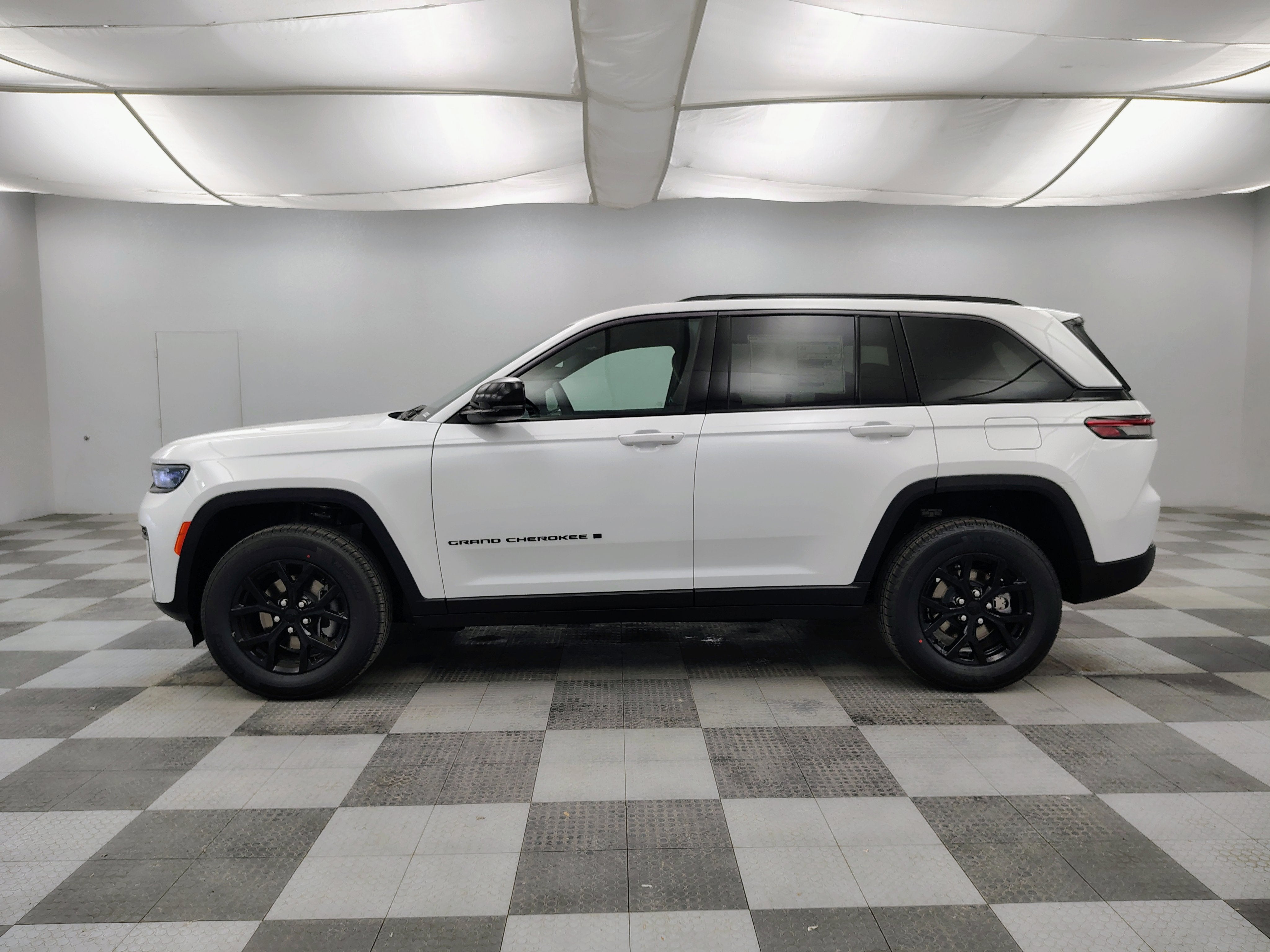 2026 Jeep Grand Cherokee Laredo Altitude