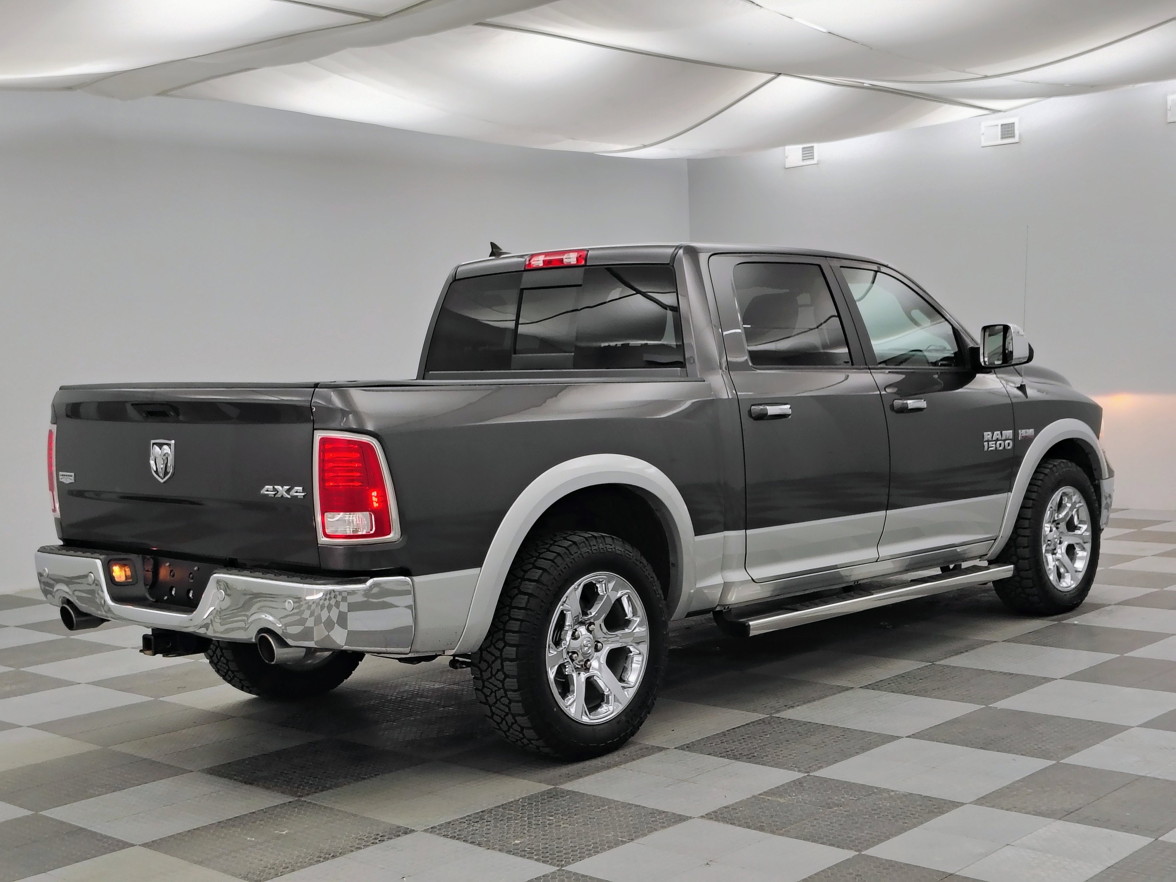 2017 RAM 1500 Laramie Crew Cab 4x4 5'7' Box