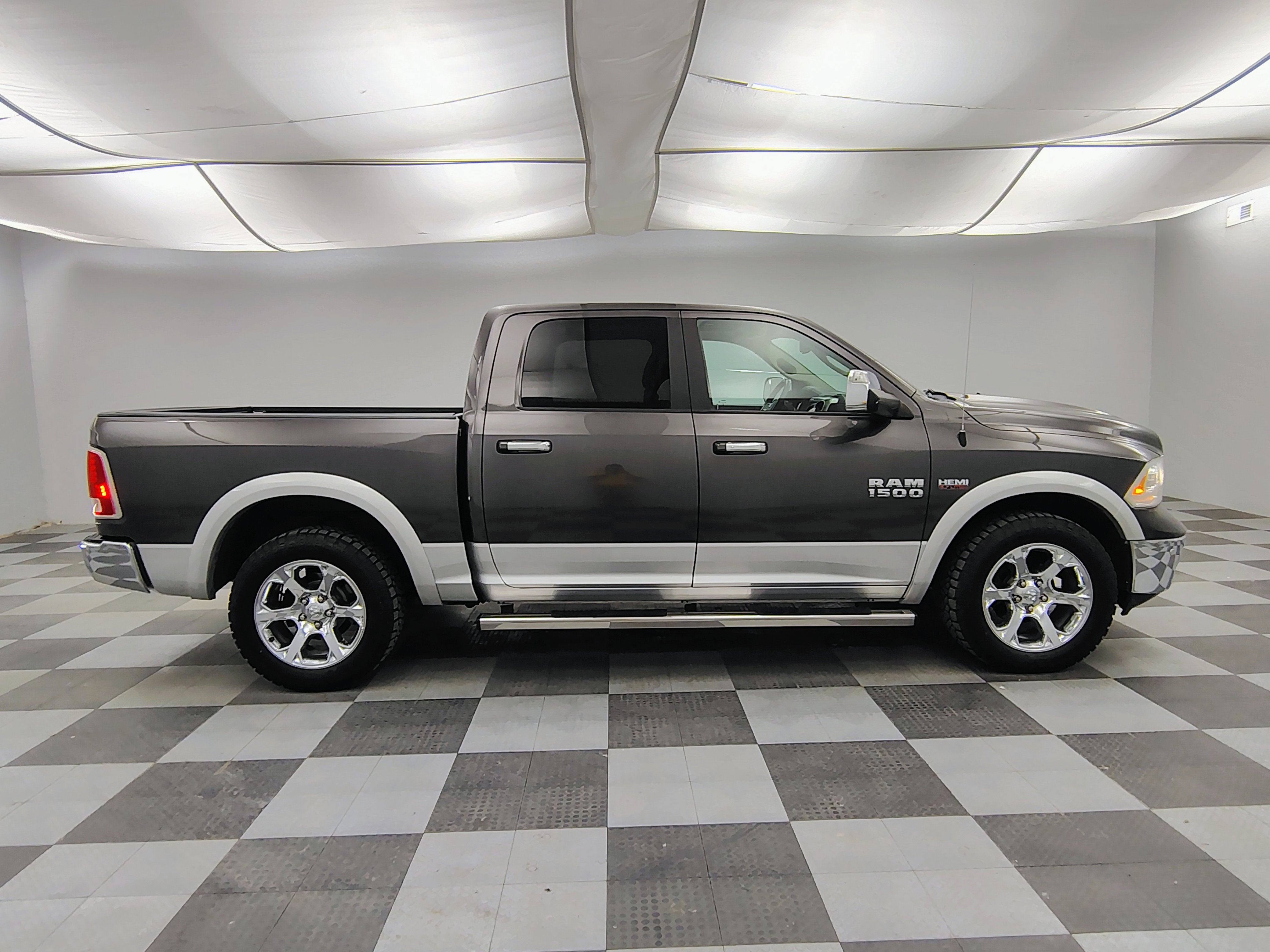 2017 RAM 1500 Laramie Crew Cab 4x4 5'7' Box