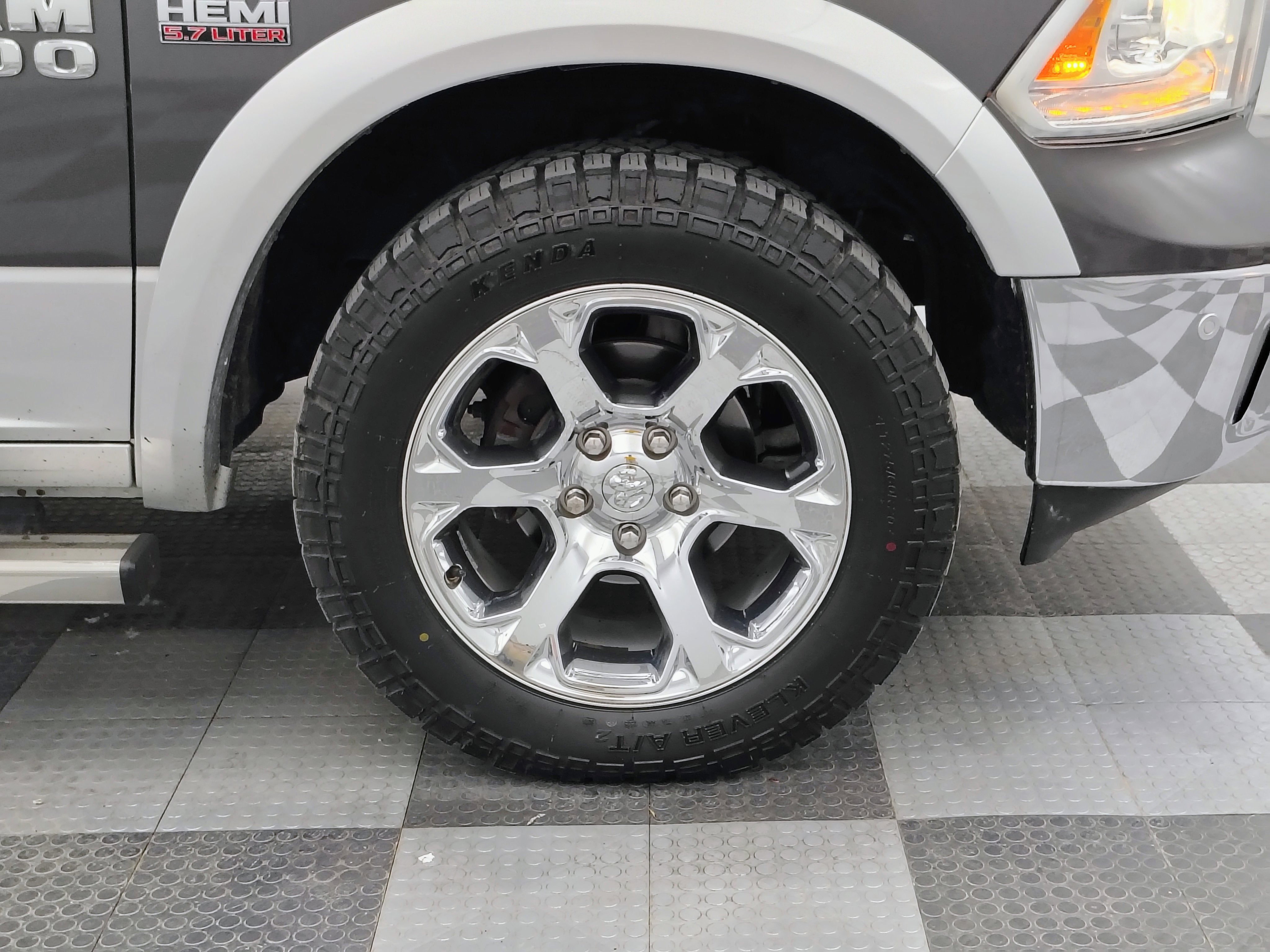 2017 RAM 1500 Laramie Crew Cab 4x4 5'7' Box