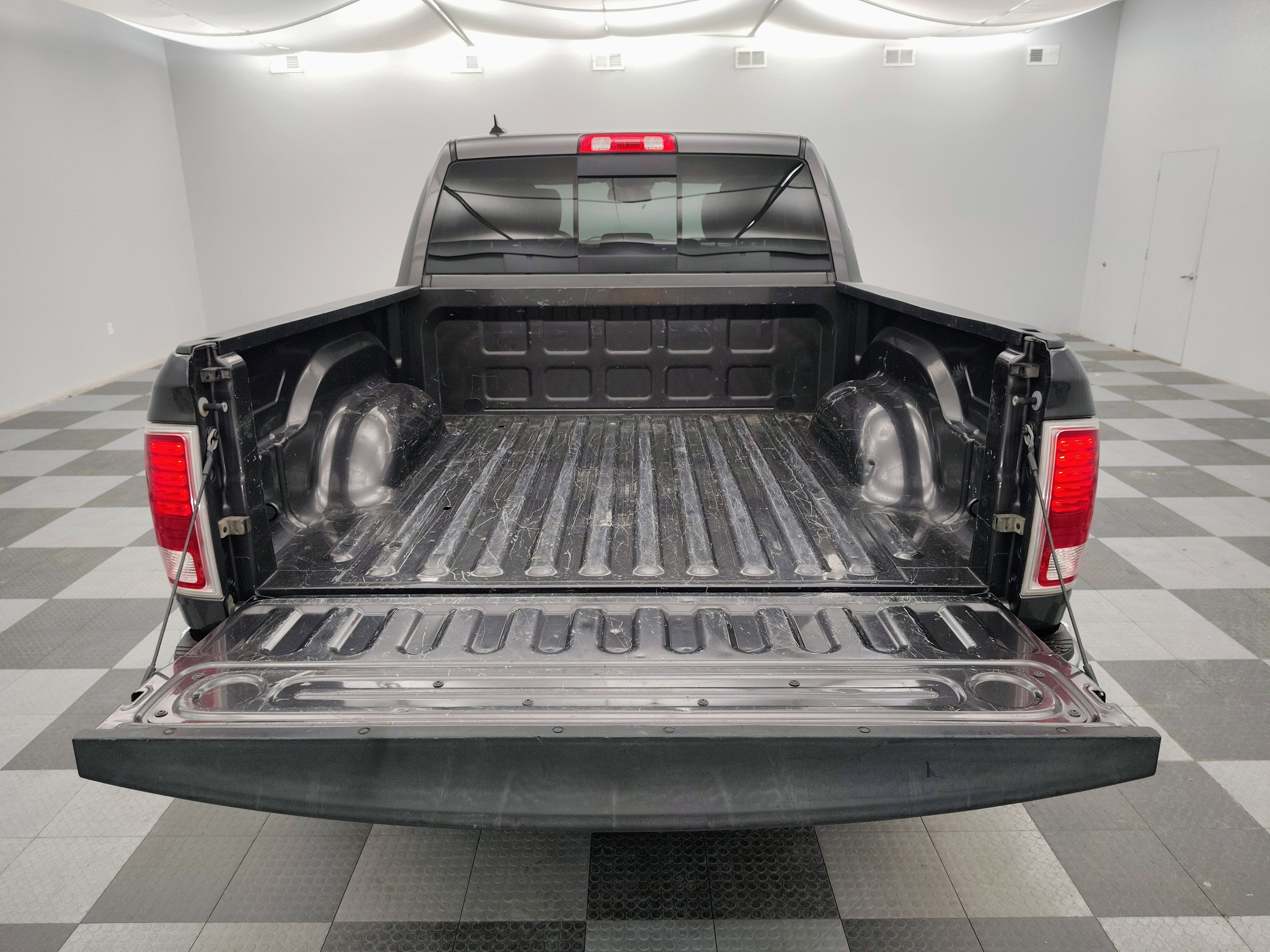 2017 RAM 1500 Laramie Crew Cab 4x4 5'7' Box