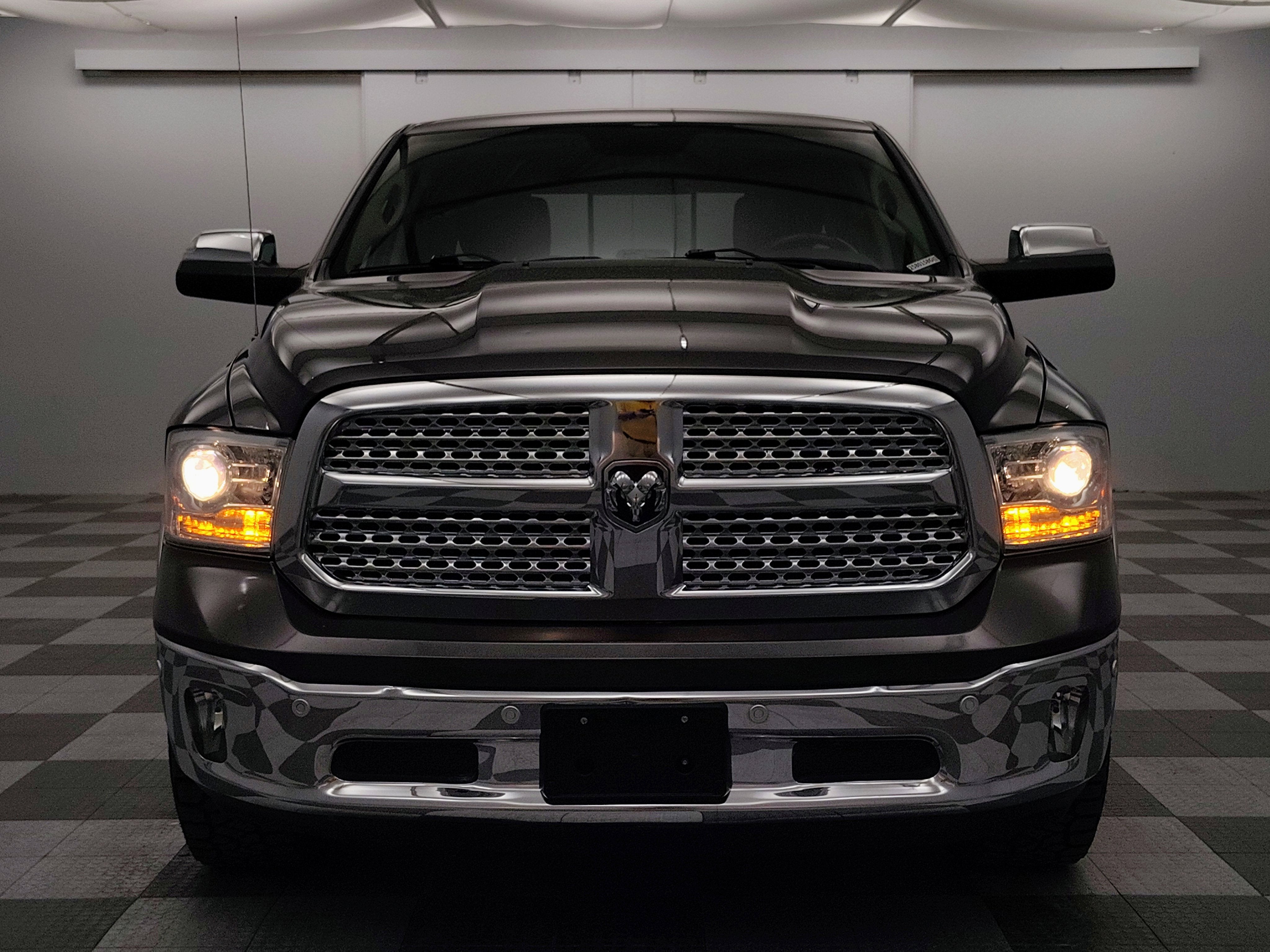 2017 RAM 1500 Laramie Crew Cab 4x4 5'7' Box
