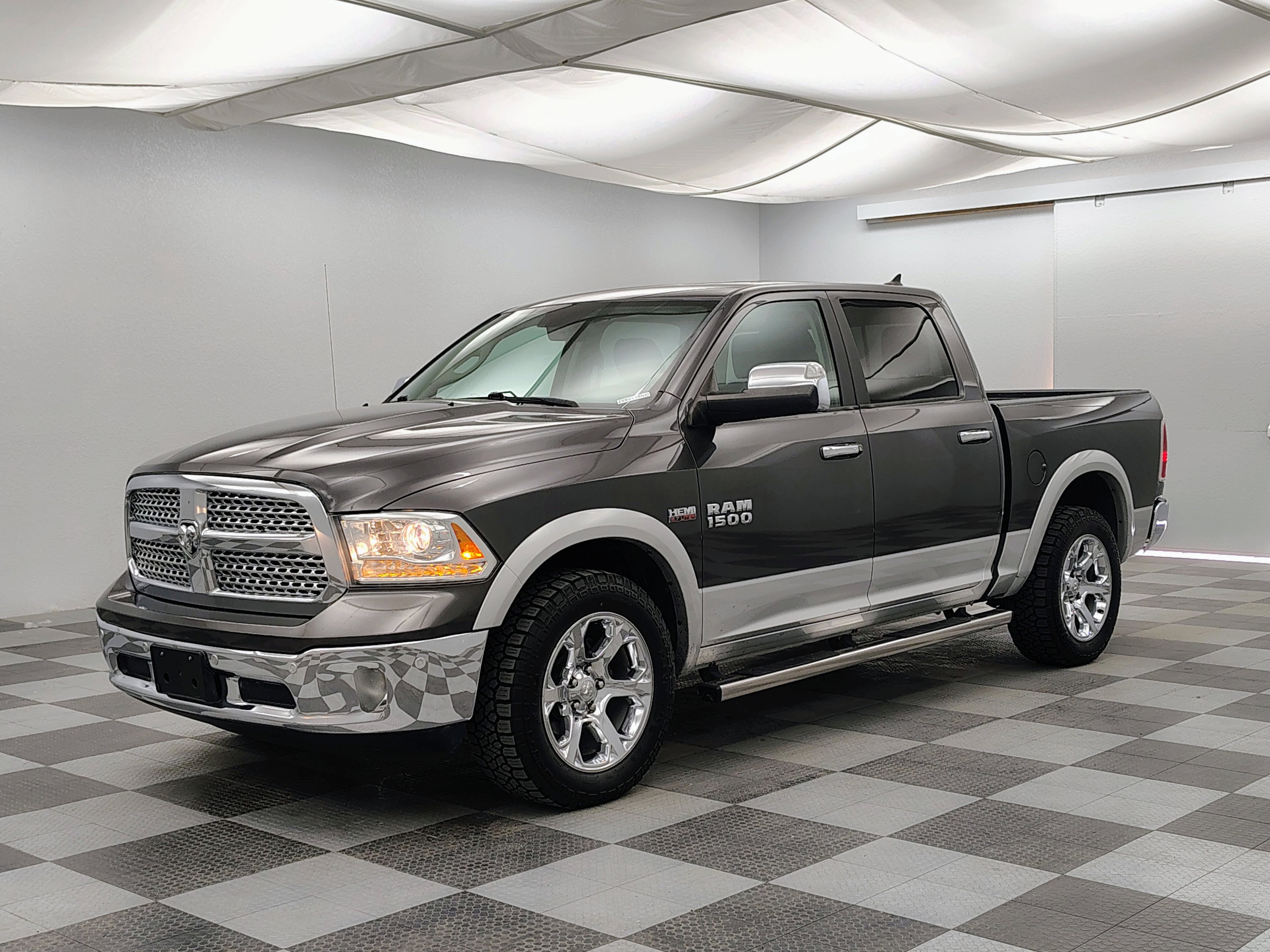 2017 RAM 1500 Laramie Crew Cab 4x4 5'7' Box