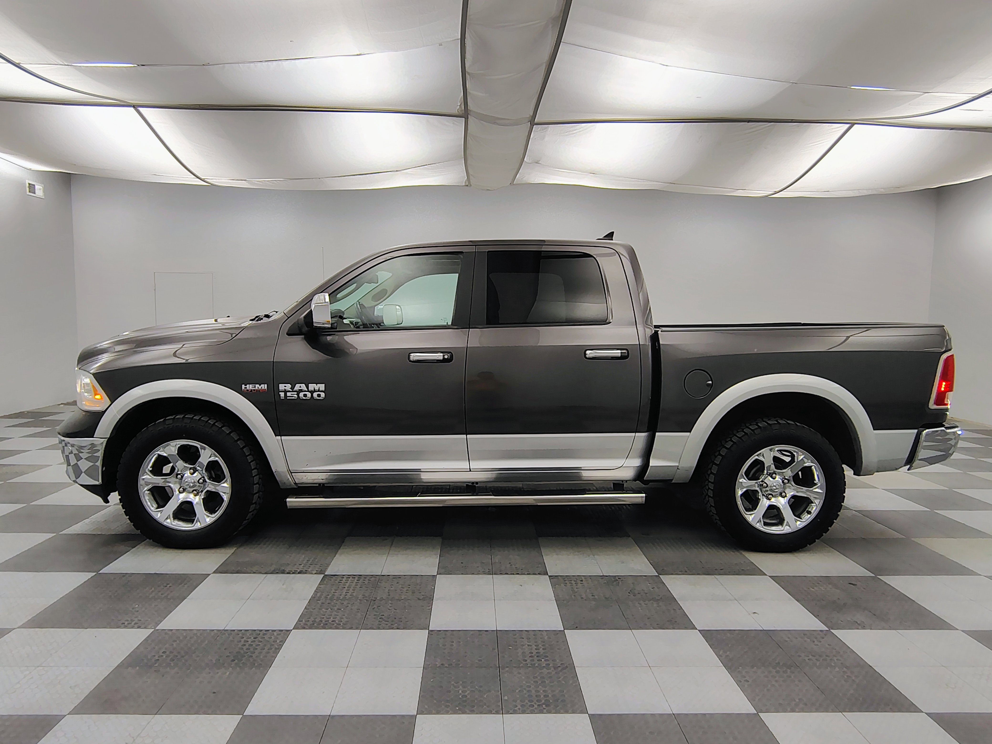 2017 RAM 1500 Laramie Crew Cab 4x4 5'7' Box