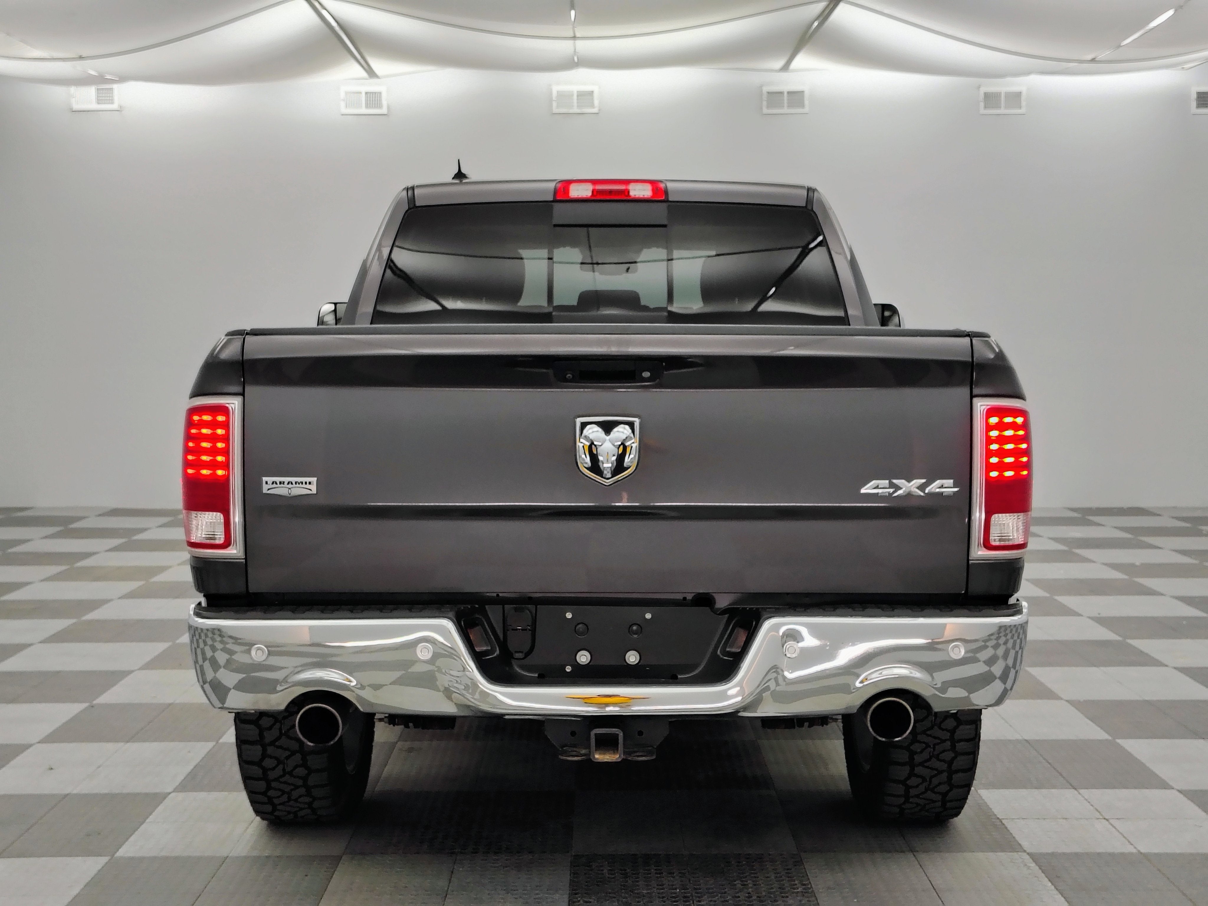 2017 RAM 1500 Laramie Crew Cab 4x4 5'7' Box