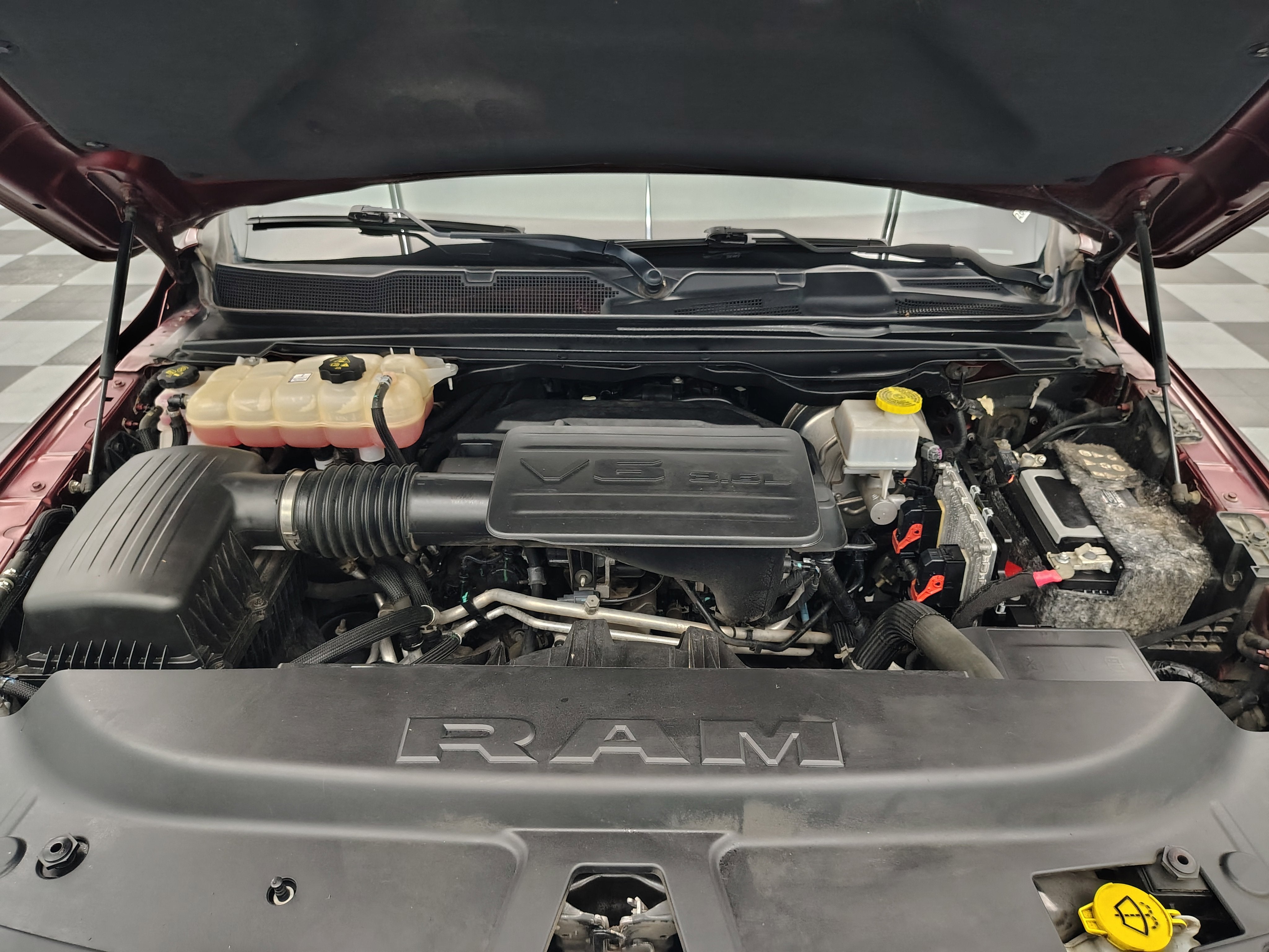 2020 RAM 1500 Laramie Crew Cab 4x4 5'7' Box