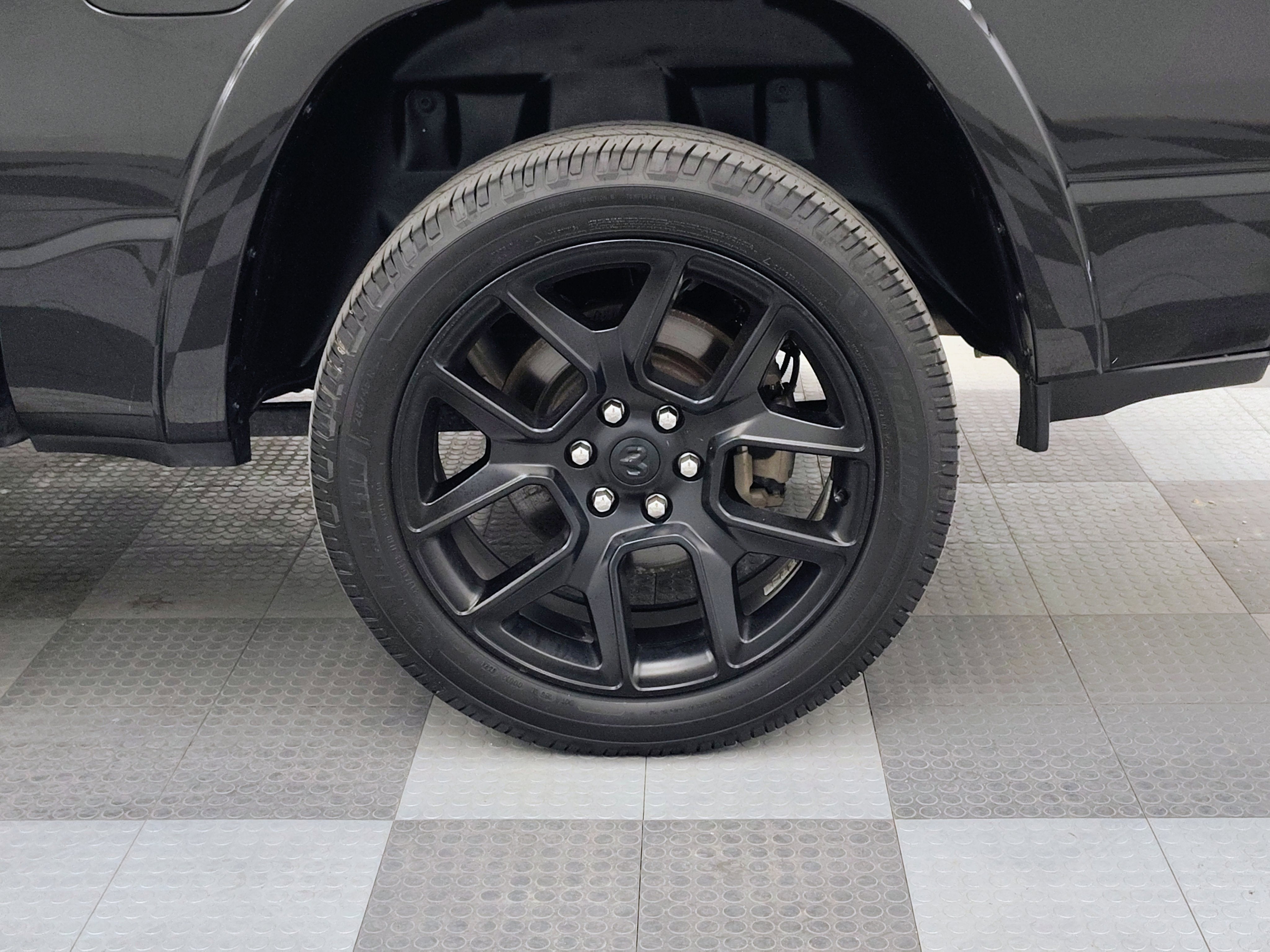 2020 RAM 1500 Laramie Crew Cab 4x4 5'7' Box