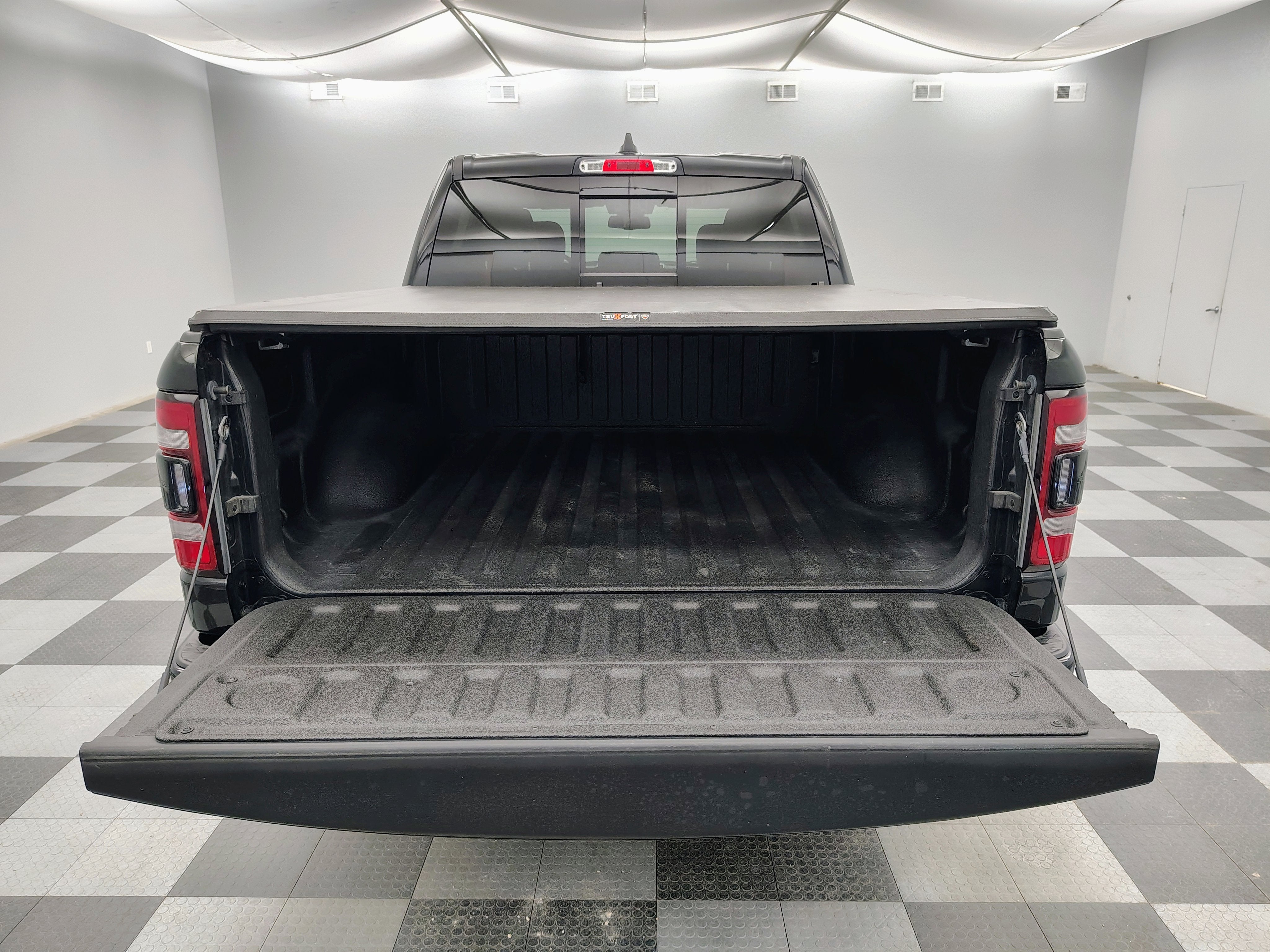 2020 RAM 1500 Laramie Crew Cab 4x4 5'7' Box