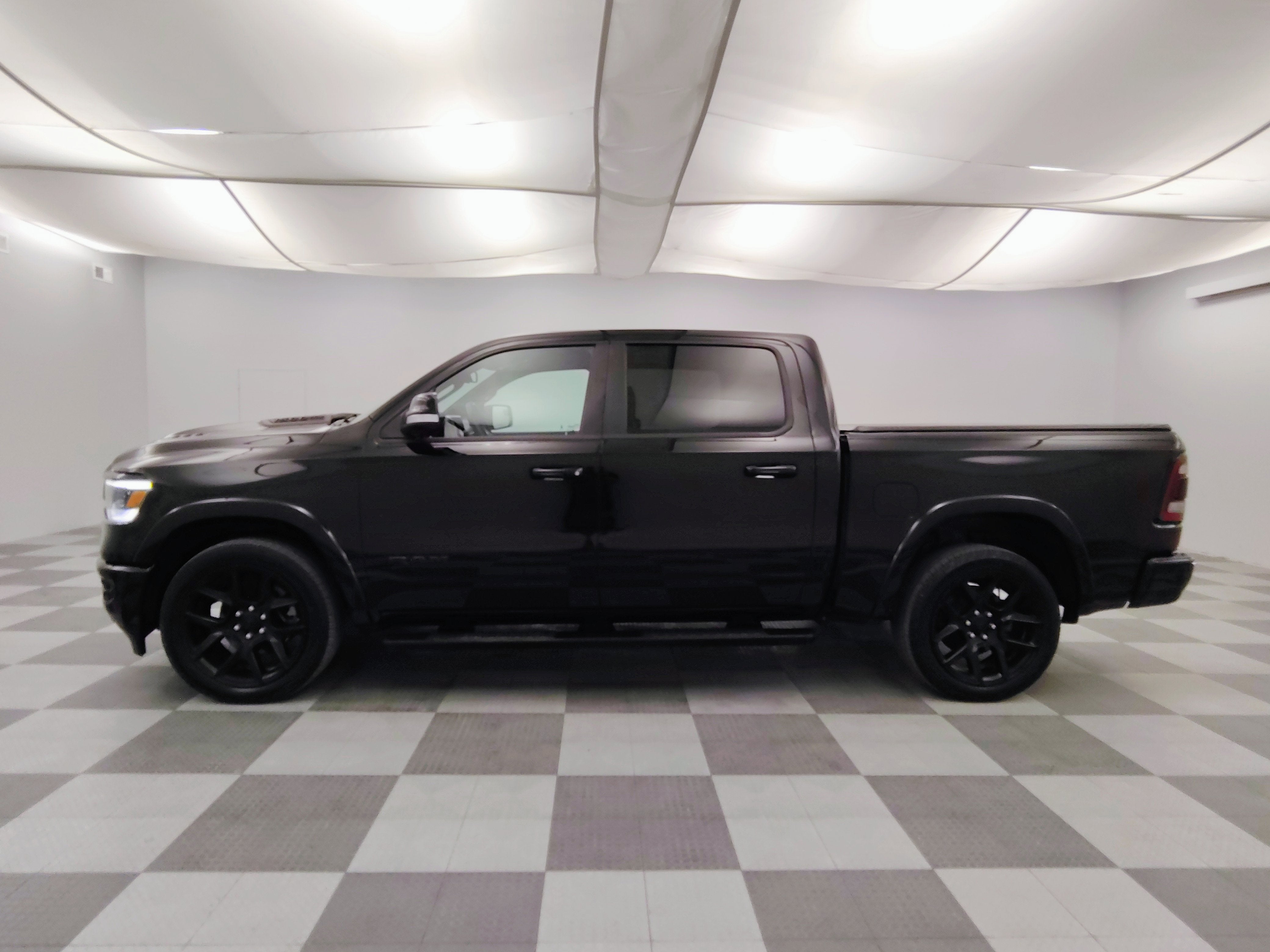 2020 RAM 1500 Laramie Crew Cab 4x4 5'7' Box