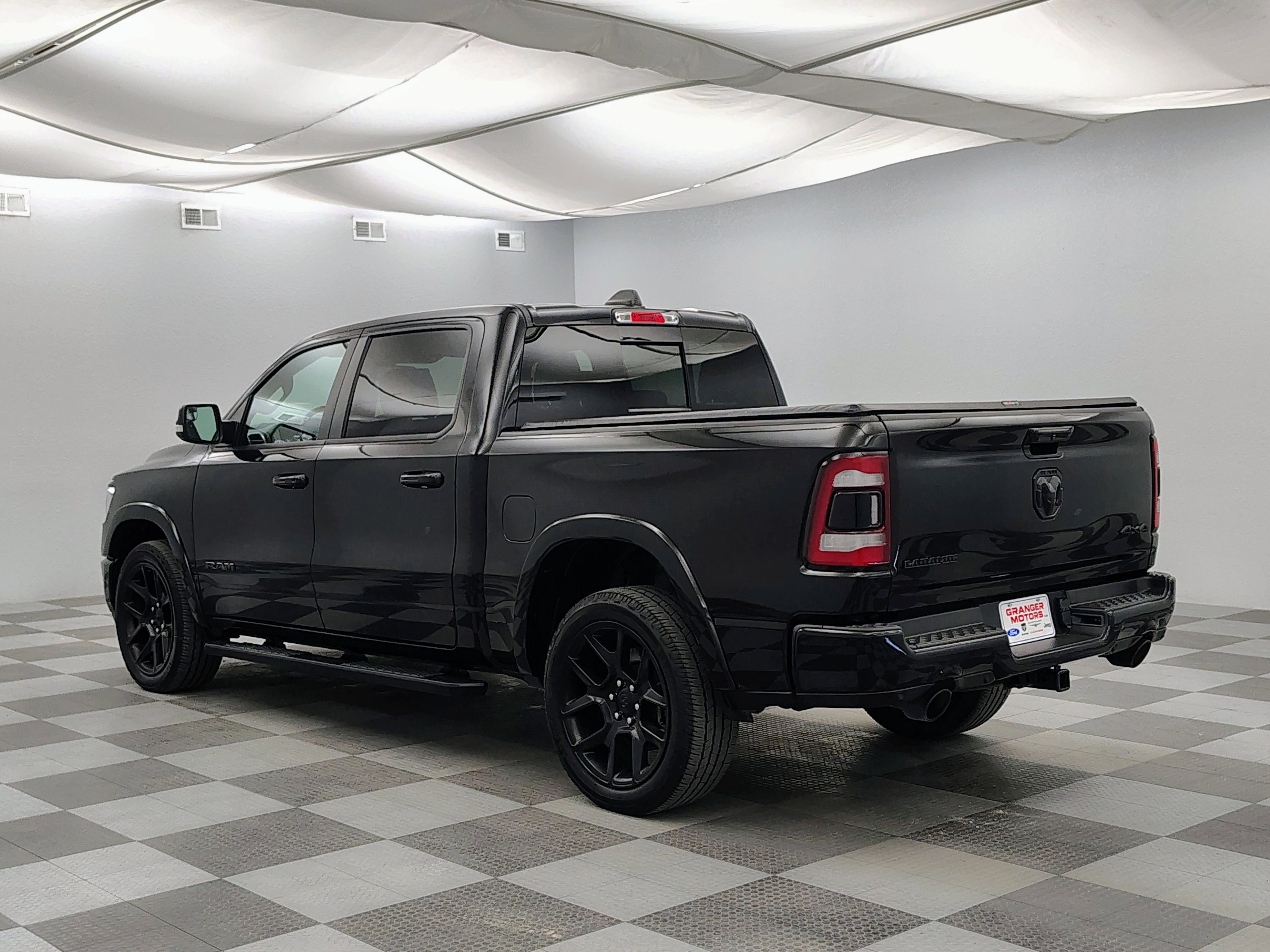 2020 RAM 1500 Laramie Crew Cab 4x4 5'7' Box