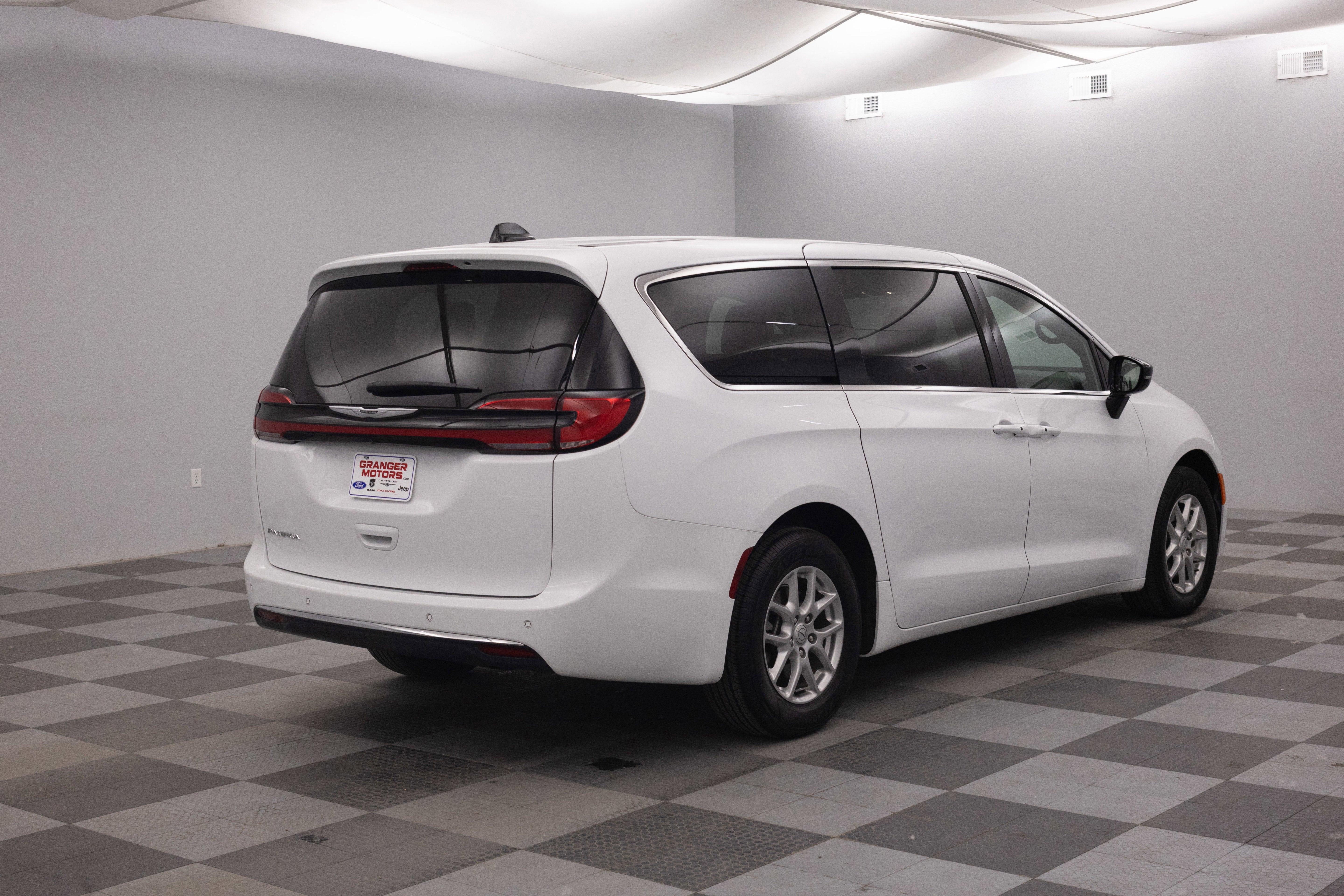 2025 Chrysler Pacifica Select