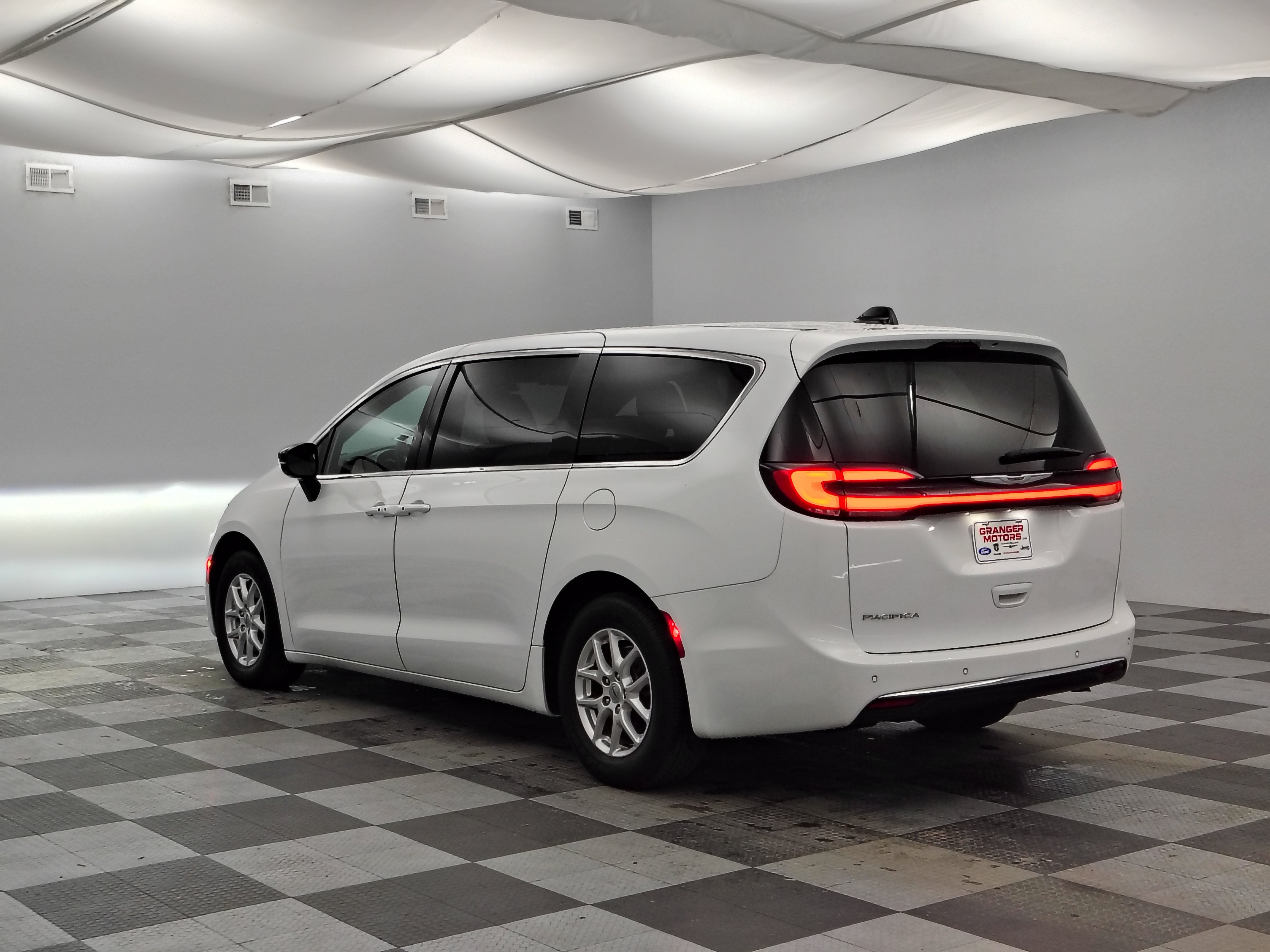 2025 Chrysler Pacifica Select