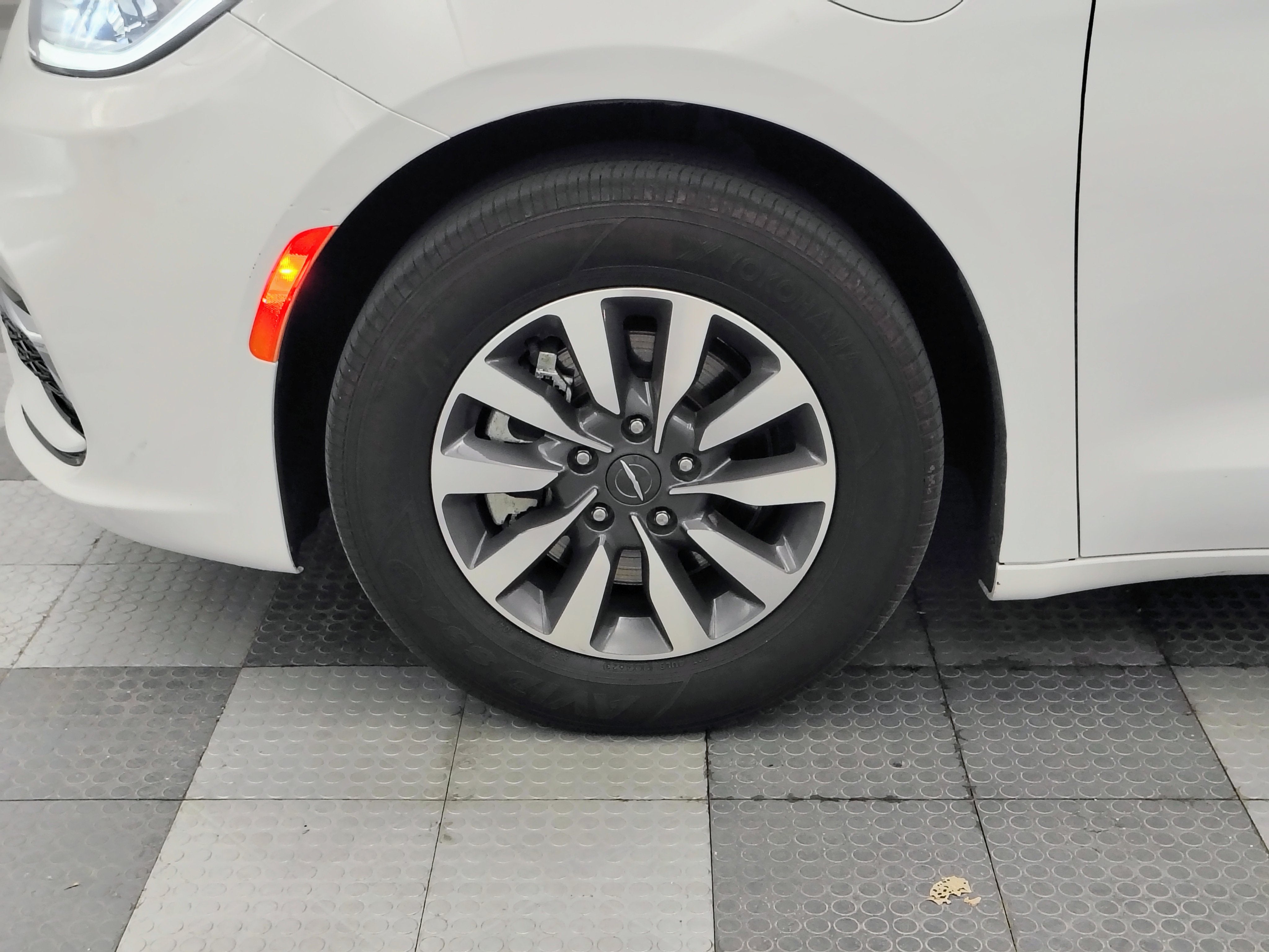 2024 Chrysler Pacifica Hybrid Select