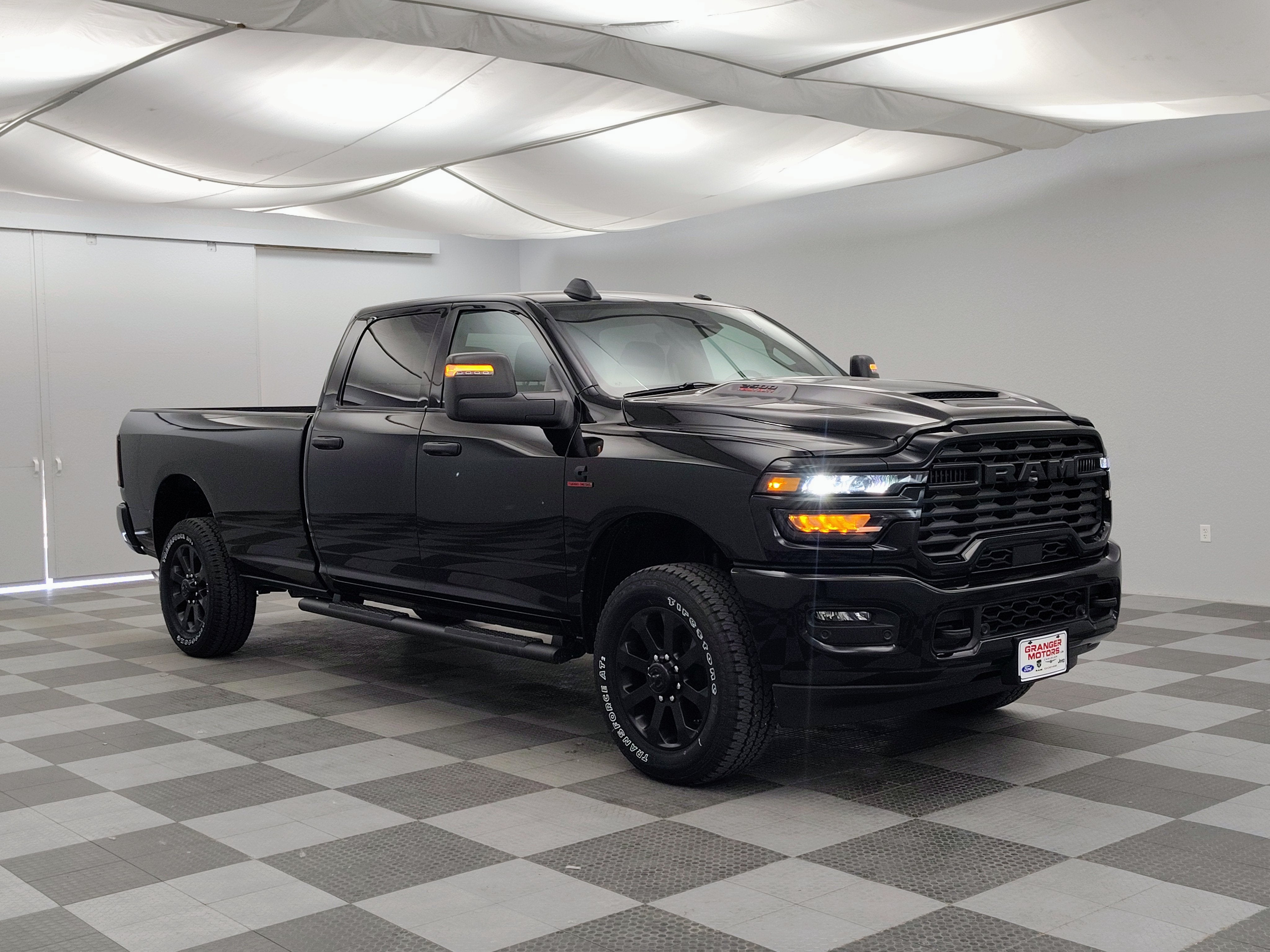 2026 RAM Ram 2500 RAM 2500 BLACK EXPRESS CREW CAB 4X4 8' BOX