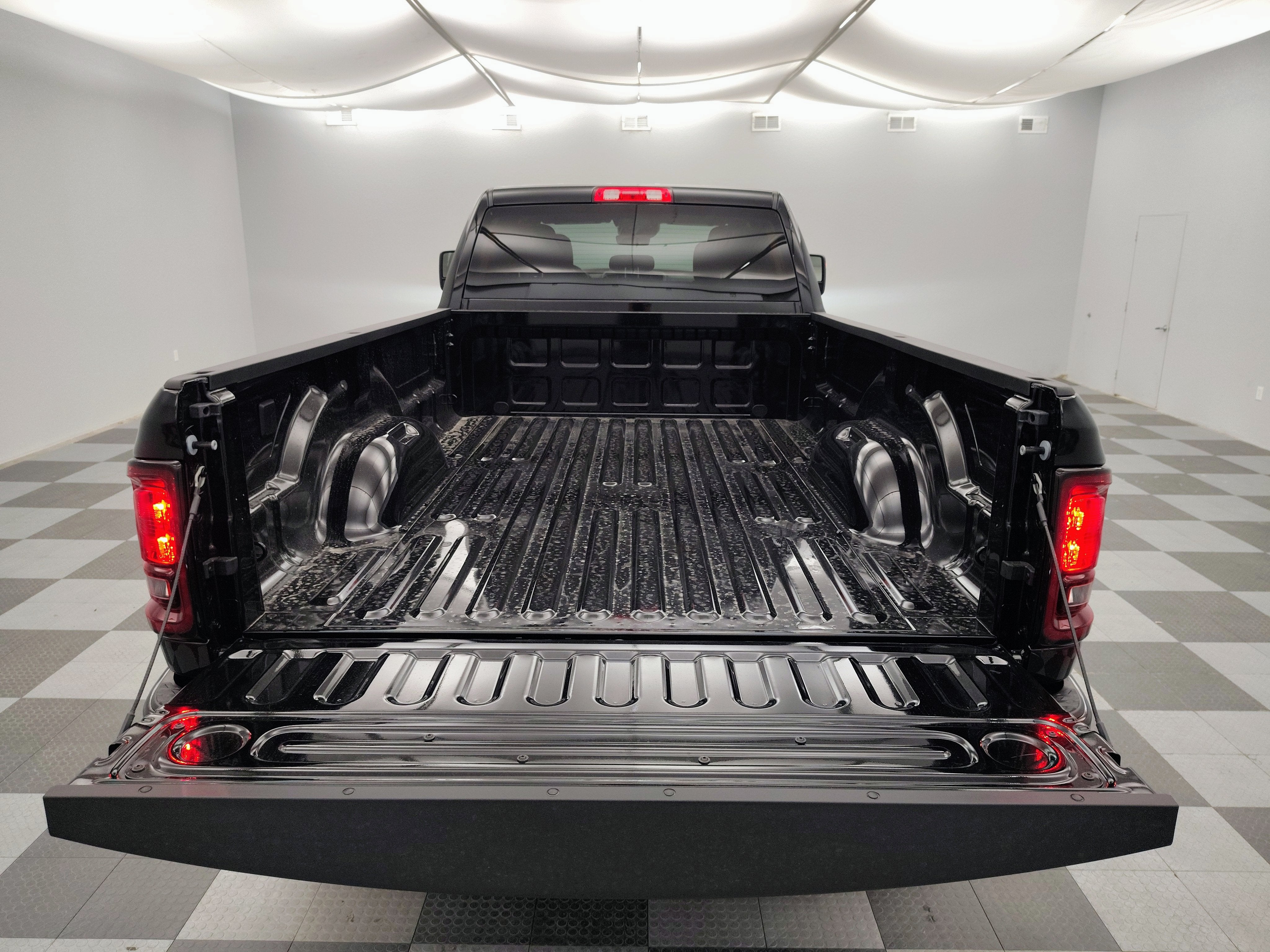 2026 RAM Ram 2500 RAM 2500 BLACK EXPRESS CREW CAB 4X4 8' BOX