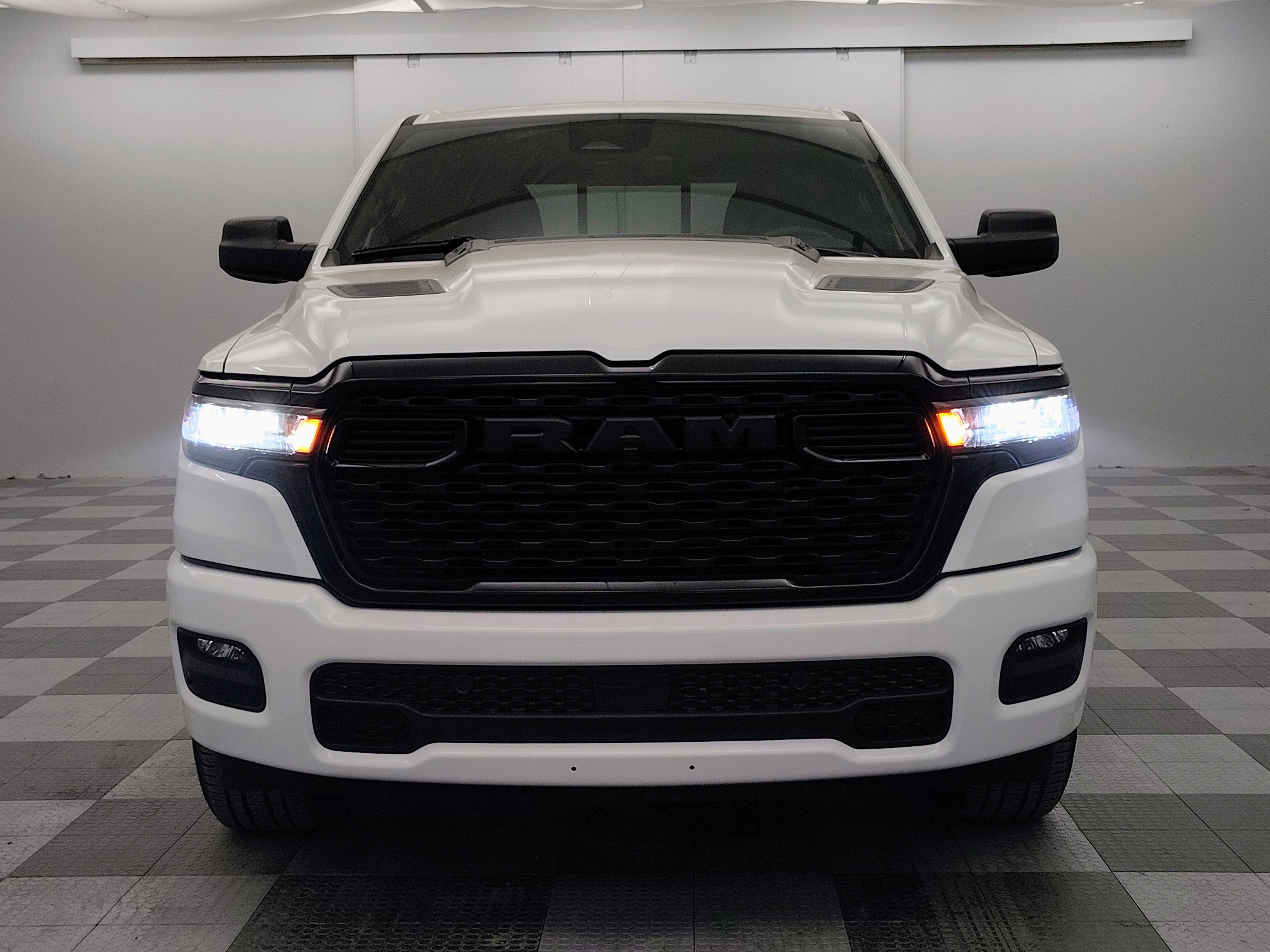 2026 RAM Ram 1500 RAM 1500 EXPRESS CREW CAB 4X4 5'7' BOX