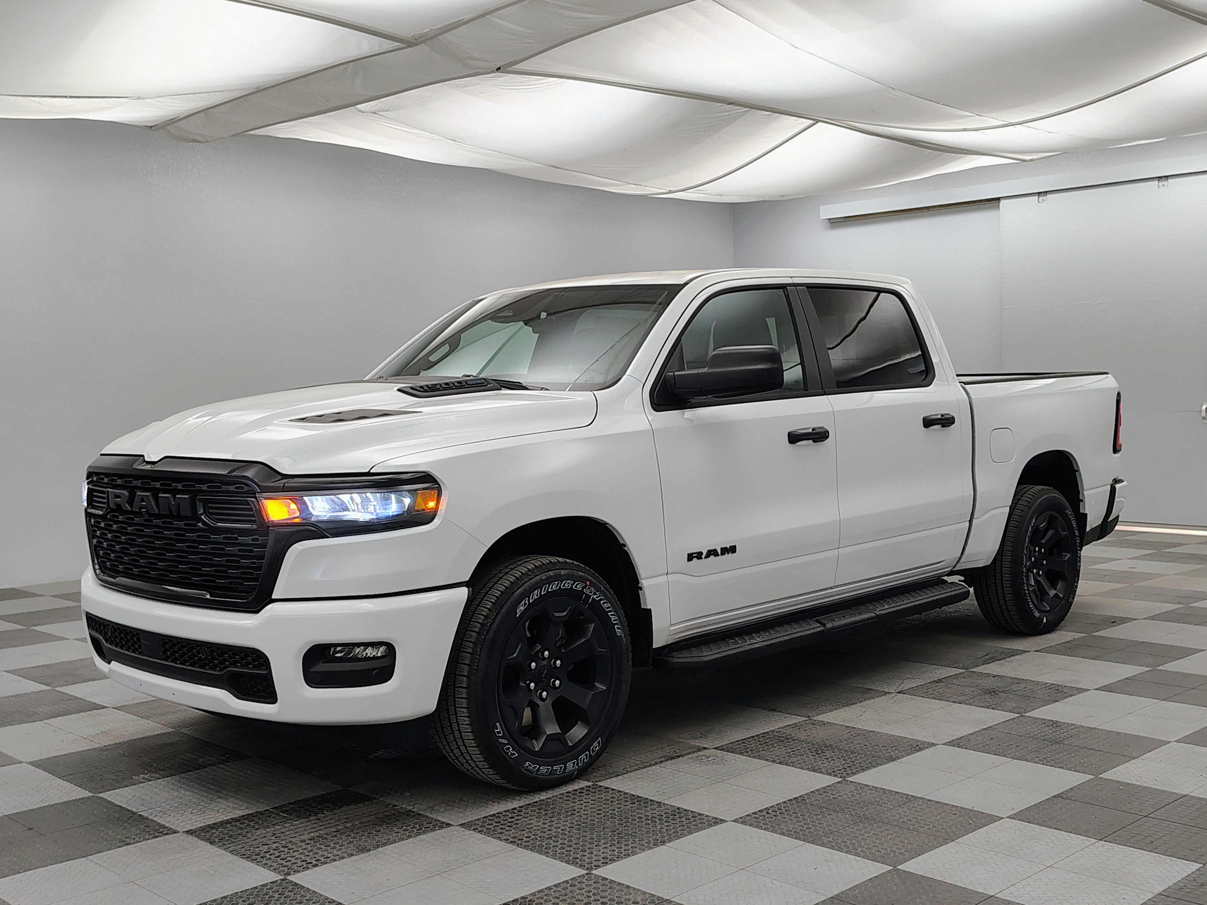 2026 RAM Ram 1500 RAM 1500 EXPRESS CREW CAB 4X4 5'7' BOX