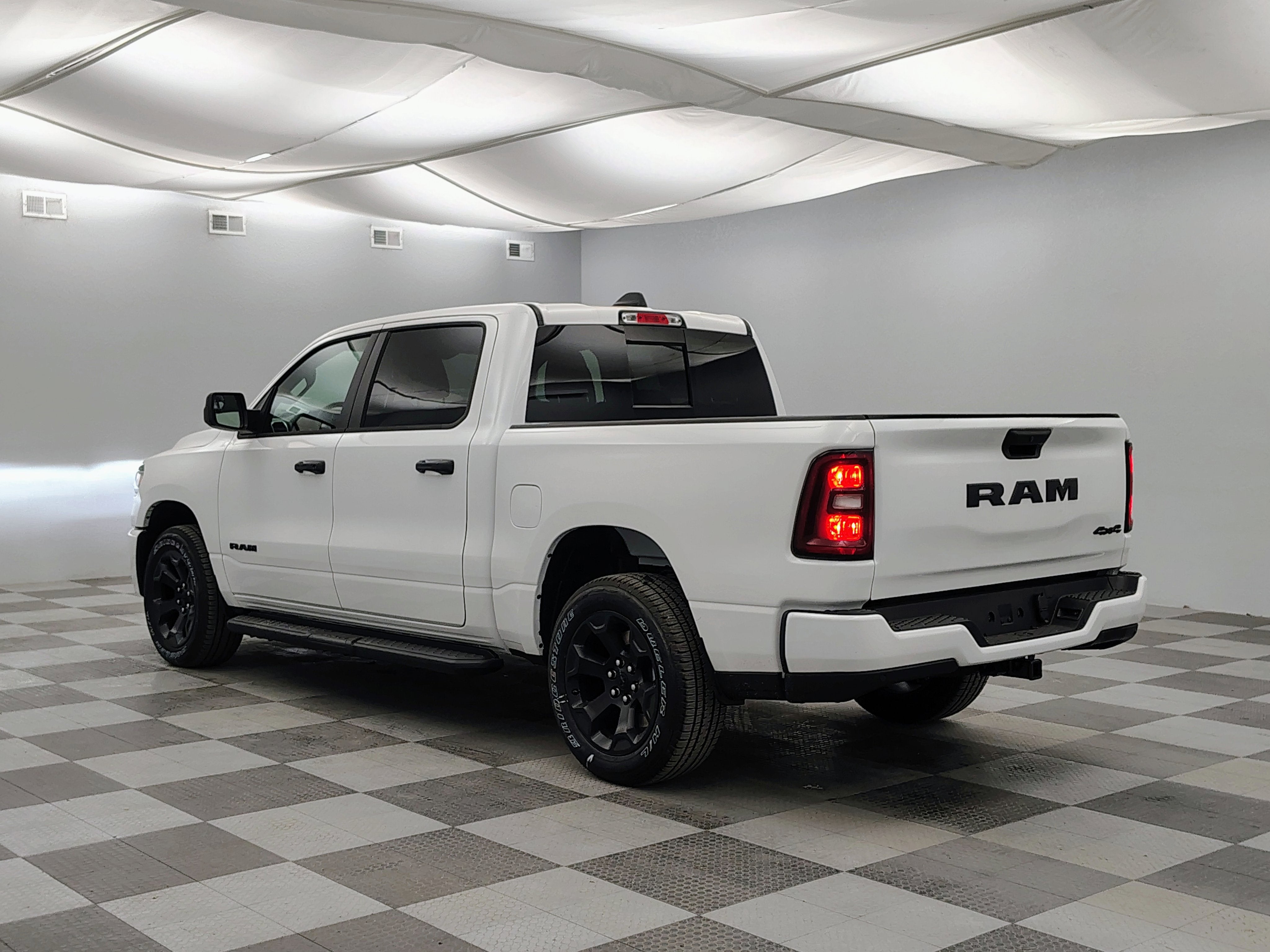 2026 RAM Ram 1500 RAM 1500 EXPRESS CREW CAB 4X4 5'7' BOX