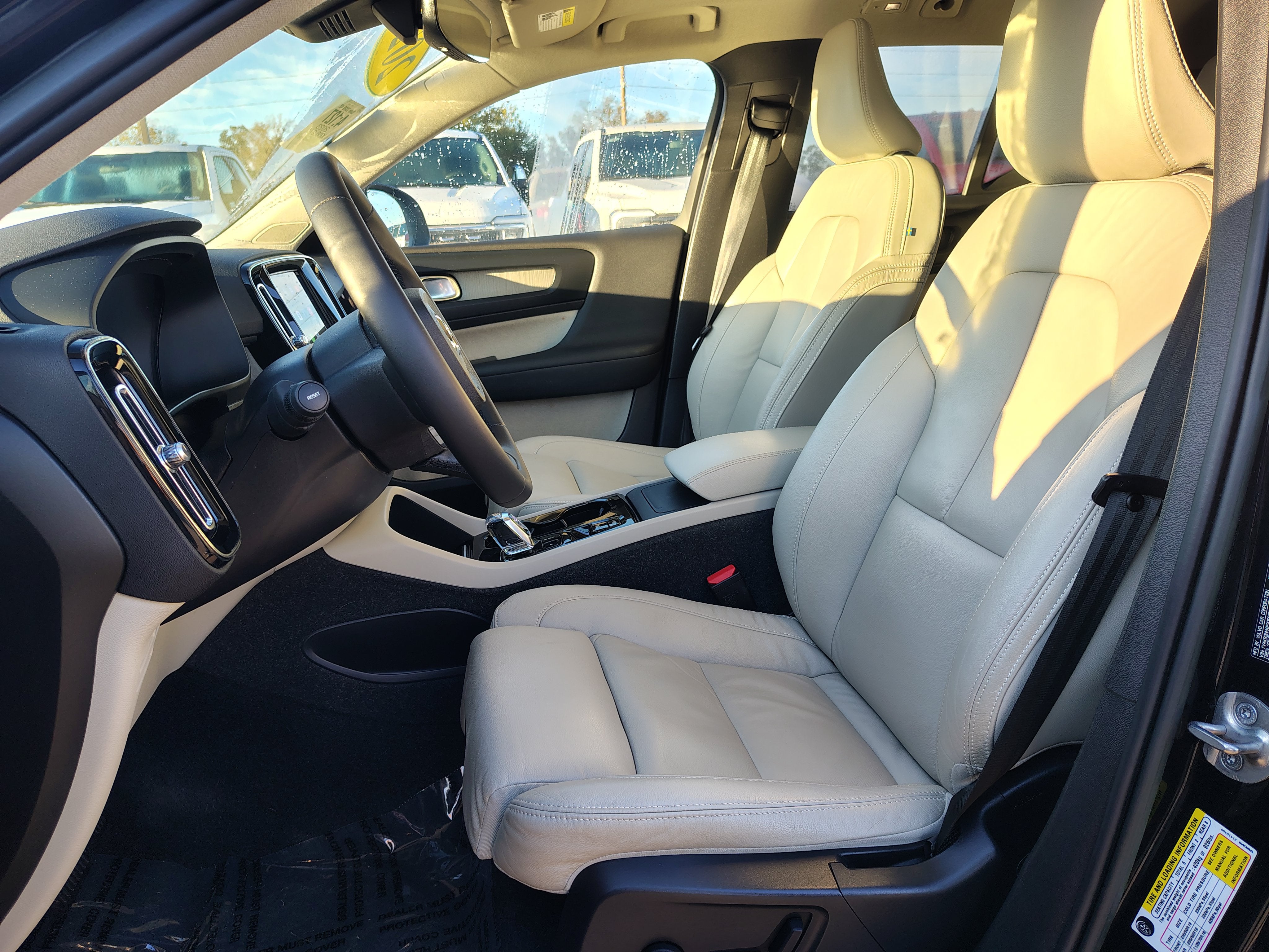 2023 Volvo XC40 B4 Ultimate Dark Theme