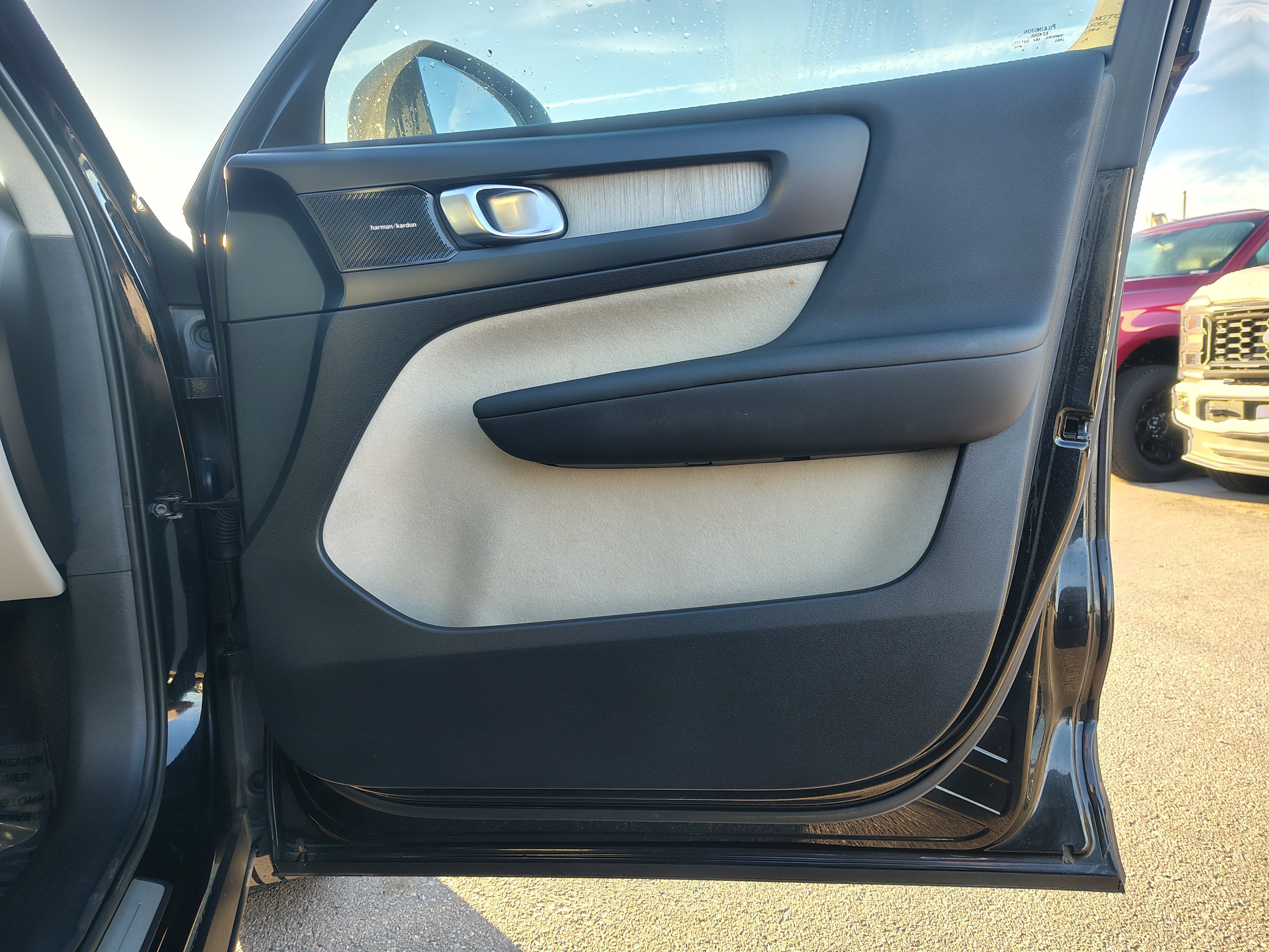 2023 Volvo XC40 B4 Ultimate Dark Theme