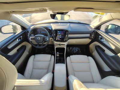 2023 Volvo XC40 B4 Ultimate Dark Theme
